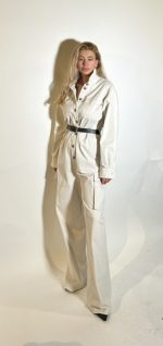 Tutta donna lunga in denim beige con bottoni riscopre la bellezza del lifestyle giornaliero.Un omaggio ai ritmi lenti,ai dettagli vissuto ai quei gesti quotidiani che trasformano la semplicita in eleganza disinvolta.In bull denim washed color beige,questa tutta lunga da donna combina spirito utility e leggerezza versatile.Il modello e caratterizzato da chiusura bottoni centrali coordinata ton sur ton con tasche davanti e laterali abbinati con bottoni color marrone. Taglia Unica