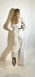 Tutta donna lunga in denim beige con bottoni riscopre la bellezza del lifestyle giornaliero.Un omaggio ai ritmi lenti,ai dettagli vissuto ai quei gesti quotidiani che trasformano la semplicita in eleganza disinvolta.In bull denim washed color beige,questa tutta lunga da donna combina spirito utility e leggerezza versatile.Il modello e caratterizzato da chiusura bottoni centrali coordinata ton sur ton con tasche davanti e laterali abbinati con bottoni color marrone. Taglia Unica