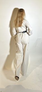 Tutta donna lunga in denim beige con bottoni riscopre la bellezza del lifestyle giornaliero.Un omaggio ai ritmi lenti,ai dettagli vissuto ai quei gesti quotidiani che trasformano la semplicita in eleganza disinvolta.In bull denim washed color beige,questa tutta lunga da donna combina spirito utility e leggerezza versatile.Il modello e caratterizzato da chiusura bottoni centrali coordinata ton sur ton con tasche davanti e laterali abbinati con bottoni color marrone. Taglia Unica