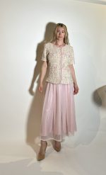 Blazer con maniche corte bottoni gioiello centrali fodera al interno e maniche leggermente attillata nel punto vita e svasata verso i fianchi. Composizione 64%co19pl17%el