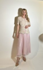 Giacca con maniche corte decorata con nastro intrecciato rosa al collo e centrale collo stondato e due tasche centrali impreziosita da paillettes. Dettagli prodotto 76%co24pl