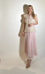Giacca con maniche corte decorata con nastro intrecciato rosa al collo e centrale collo stondato e due tasche centrali impreziosita da paillettes. Dettagli prodotto 76%co24pl