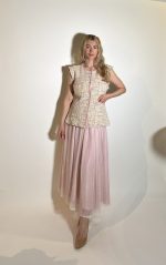 Gonna lunghezza caviglie plissettata elastico in vita abbinamento perfetto blazer maniche corte per una eleganza raffinata. Composizione 79%co21%pl