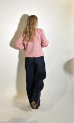 Giacca collo stondato chiusura centrale con bottoni argento di metallo piccoli con quattro tasche piccoli centrali con dettaglio ornamentale nastro intrecciato ,chiusura maniche bottoni. Composizione 76%co13%pl11%vi made in italy