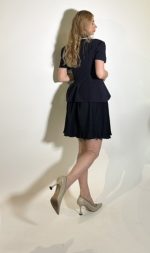 Gonna plissettata corta elastico in vita si abbina perfettamente al blazer con maniche corte. Composizione 76%co24pl
