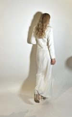 Blazer bianco con collo a revers, maniche lunghe e spalline imbottite con bottoni gioiello che va dalla spalla al centro ,fodera interna bianca. Composizione 91%co9pl MADE IN ITALY