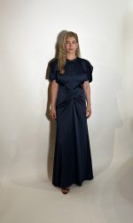 Abito raso blu con silhouette a Sirena caratterizzata da pence centrali. Il taglio aderente in vita aggiunge un allure irresistibile, rendendolo la scelta perfetta per matrimoni, gala, balli e ogni occasione indimenticabile. Misure Taglia M Spalle 42cm Seno 92cm Giro vita 80cm Fianchi 100cm Manica 25cm Lunghezza vestito 150cm