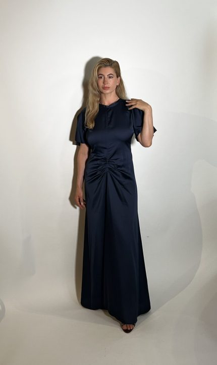 Abito raso blu con silhouette a Sirena caratterizzata da pence centrali. Il taglio aderente in vita aggiunge un allure irresistibile, rendendolo la scelta perfetta per matrimoni, gala, balli e ogni occasione indimenticabile. Misure Taglia M Spalle 42cm Seno 92cm Giro vita 80cm Fianchi 100cm Manica 25cm Lunghezza vestito 150cm