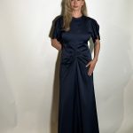 Abito raso blu con silhouette a Sirena caratterizzata da pence centrali. Il taglio aderente in vita aggiunge un allure irresistibile, rendendolo la scelta perfetta per matrimoni, gala, balli e ogni occasione indimenticabile. Misure Taglia M Spalle 42cm Seno 92cm Giro vita 80cm Fianchi 100cm Manica 25cm Lunghezza vestito 150cm
