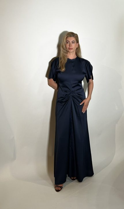 Abito raso blu con silhouette a Sirena caratterizzata da pence centrali. Il taglio aderente in vita aggiunge un allure irresistibile, rendendolo la scelta perfetta per matrimoni, gala, balli e ogni occasione indimenticabile. Misure Taglia M Spalle 42cm Seno 92cm Giro vita 80cm Fianchi 100cm Manica 25cm Lunghezza vestito 150cm