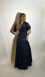 Abito raso blu con silhouette a Sirena caratterizzata da pence centrali. Il taglio aderente in vita aggiunge un allure irresistibile, rendendolo la scelta perfetta per matrimoni, gala, balli e ogni occasione indimenticabile. Misure Taglia M Spalle 42cm Seno 92cm Giro vita 80cm Fianchi 100cm Manica 25cm Lunghezza vestito 150cm