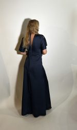 Abito raso blu con silhouette a Sirena caratterizzata da pence centrali. Il taglio aderente in vita aggiunge un allure irresistibile, rendendolo la scelta perfetta per matrimoni, gala, balli e ogni occasione indimenticabile. Misure Taglia M Spalle 42cm Seno 92cm Giro vita 80cm Fianchi 100cm Manica 25cm Lunghezza vestito 150cm