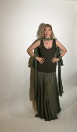 Abito lungo verde oliva realizzato in georgette leggera, segue la silhouette con un pizzo fluido, esaltato da una gonna interamente lavorata a plisse che si apre a ogni passo. Questo abito si completa con del dettaglio sul collo la sciarpa dello stesso tessuto della gonna .Ideale per una cerimonia o una serata importante. Misure taglia M Spalle 36 cm Seno 92 cm Giro vita 48cm Fianchi 100cm Lunghezza 150 cm
