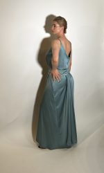 Vestito raso verde e un vestito da damigella lungo fino ai piedi realizzato in raso presenta uno scollo ampio a V davanti e uno scollo tondo dietro .Una fascia da dietro che si ports davanti con uno nodo centrale e una lunghezza che aggiunge liberta di movimento e un tocco moderno. Misure taglia M Spalle 36 cm Seno 92 cm Giro vita 48cm Fianchi 100cm Lunghezza vestito 150 cm