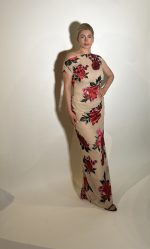 Abito color carne lycra spandex con stampa floreale senza maniche senza spalline dettaglio arricciato in vita foderato, ideale per ogni occasione o come abiti cerimonia floreale . Misure taglia M Spalle 36 cm Seno 92 cm Giro vita 48cm Fianchi 100cm Lunghezza 125 cm