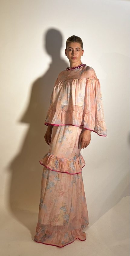 Occasione. Abito pura seta floreale rosa pallido lavorazione artigianale con cuciture strass rosa fucsia girocollo , blusa con un stratto di tessuto plissettato e nastro rosa cucito decorativo, gonna formata da due strati di tessuto plissettato nastro rosa fucsia decorazione finale elastico in vita foderata.