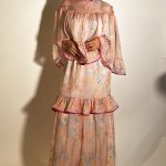 Occasione. Abito pura seta floreale rosa pallido lavorazione artigianale con cuciture strass rosa fucsia girocollo , blusa con un stratto di tessuto plissettato e nastro rosa cucito decorativo, gonna formata da due strati di tessuto plissettato nastro rosa fucsia decorazione finale elastico in vita foderata.