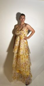 Abito pura seta floreale con tre strati tessuto, strass pietre gialle cucite a mano decorative sul scollo davanti che va fino dietro collo, foderata.