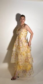 Abito pura seta floreale con tre strati tessuto, strass pietre gialle cucite a mano decorative sul scollo davanti che va fino dietro collo, foderata.