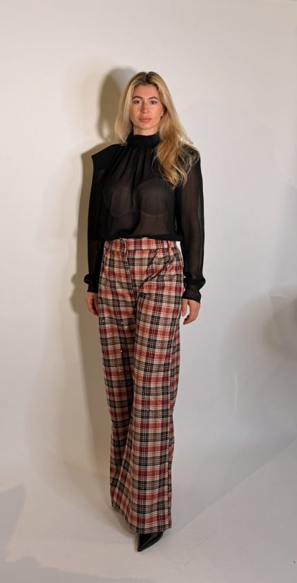 Pantalone Sheryl wide fit a vita media che interpreta le silhouette sartoriali in chiave moderna. La gamba ampia con doppie pinces ha una fluidita rilassata ,ideale per look casuali e ricercati. Realizzatoin flanella di lana con motivo checkcolor bordeaux e bianco .Paillettes cucite.