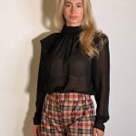 Una blusa in chiffon che unisce eleganza e carattere. Il collo alto e il dettaglio plisse sul davanti danno personalita e movimento al capo. Le maniche lunghe perfetta abbinata a un pantalone sartoriale o una gonna per ufficio o per la sera.