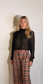 Una blusa in chiffon che unisce eleganza e carattere. Il collo alto e il dettaglio plisse sul davanti danno personalita e movimento al capo. Le maniche lunghe perfetta abbinata a un pantalone sartoriale o una gonna per ufficio o per la sera.