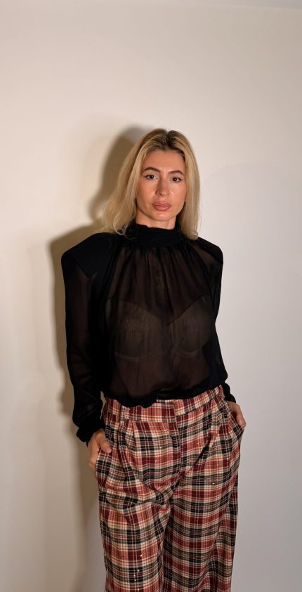 Una blusa in chiffon che unisce eleganza e carattere. Il collo alto e il dettaglio plisse sul davanti danno personalita e movimento al capo. Le maniche lunghe perfetta abbinata a un pantalone sartoriale o una gonna per ufficio o per la sera.