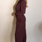 Pantalone dal design sartoriale e contemporaneo caratterizzato da una silhouette ampia e fluida e da una linea elegante e strutturata. Il modello presenta vita regolare, pinces fontali e una gamba larga dritta che slancia la figura mantenendo un estetica essenziale e sofisticata.