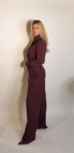 Pantalone dal design sartoriale e contemporaneo caratterizzato da una silhouette ampia e fluida e da una linea elegante e strutturata. Il modello presenta vita regolare, pinces fontali e una gamba larga dritta che slancia la figura mantenendo un estetica essenziale e sofisticata.