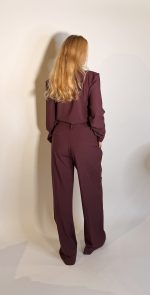 Camicia dal taglio dritto, collo classico a punta. Maniche lunghe caratterizzate da una coulisse regolabile con bottone .La chiusura con abbottonatura nascosta preserva la pulizia del design, perfetta da indossare in completo con il pantalone coordinato per un total look in nuance dal eleganza contemporanea.