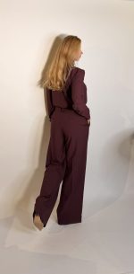 Pantalone dal design sartoriale e contemporaneo caratterizzato da una silhouette ampia e fluida e da una linea elegante e strutturata. Il modello presenta vita regolare, pinces fontali e una gamba larga dritta che slancia la figura mantenendo un estetica essenziale e sofisticata.