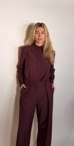 Camicia dal taglio dritto, collo classico a punta. Maniche lunghe caratterizzate da una coulisse regolabile con bottone .La chiusura con abbottonatura nascosta preserva la pulizia del design, perfetta da indossare in completo con il pantalone coordinato per un total look in nuance dal eleganza contemporanea.